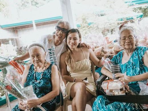 Vita Bella volunteers with elderly residents at the Blue Whale Mission home